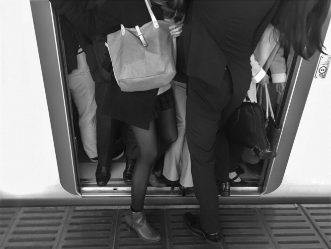 満員電車で具合が悪くなり...（画像はイメージ）