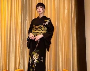 画像)いくみ、白タンクを捲し上げ妖艶な表情 大胆水着でセクシー美