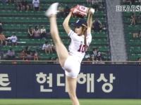 韓国の「ミス・ビキニ」グランプリの美女が始球式で大胆開脚を披露！