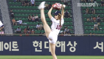韓国の「ミス・ビキニ」グランプリの美女が始球式で大胆開脚を披露！