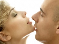 ゾクゾクする！　女性が唇“以外”で一番「キスをされるとドキッとするパーツ」10
