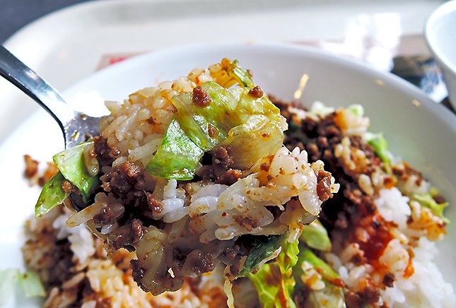 早稲田大学生協の食堂の特別メニュー「タコライス」（編集部撮影）