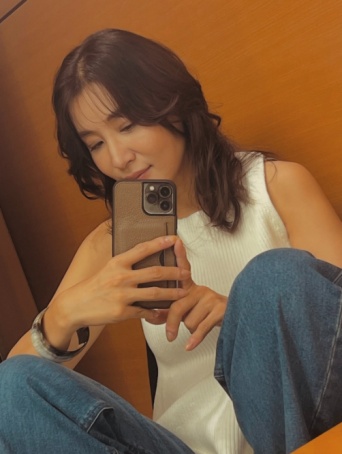 Instagram:鈴木紗理奈(@munehirovoice)より