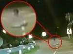 【恐怖動画】深夜の道路で座り込む幽霊を撮影！