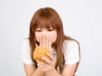 ぽっちゃりがマスト!?　安心感のある女性の特徴4選