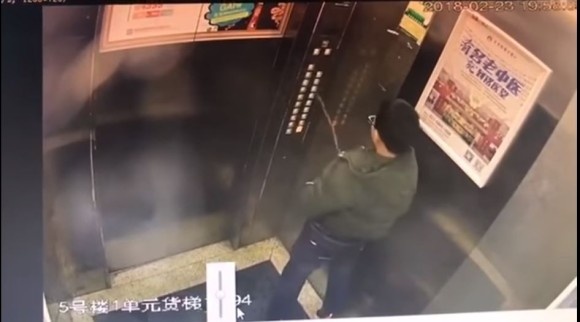 ぜんぜん同情できない案件。エレベーターのコントロールパネルに向かって放尿した少年が閉じ込められて救助される(中国)