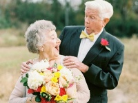 結婚63年目のおじいちゃん・おばあちゃんを孫が記念撮影！微笑ましい写真がネット上で話題に