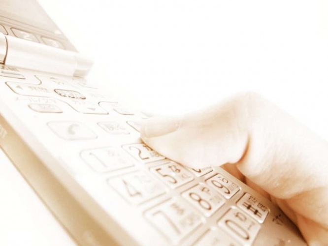 携帯電話を貸してくれようとした（画像はイメージ）