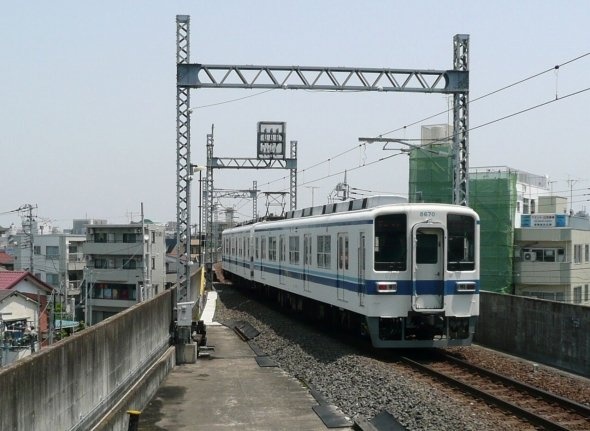 2両編成の短い電車が行き来する大師線だが、西板線として完成していればどうなっていただろうか（Nyao148さん撮影、Wikimedia Commonsより）