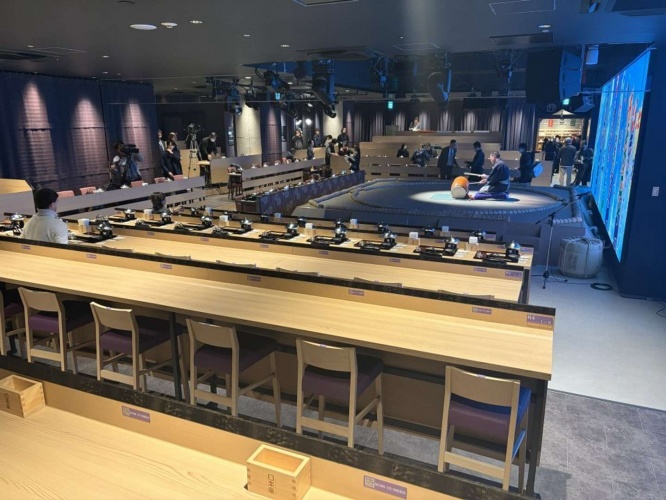 土俵の背後には大型モニターが