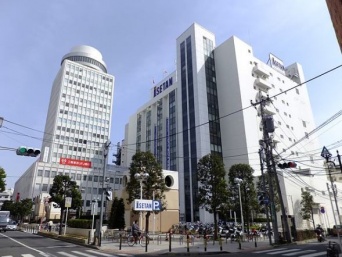 伊勢丹松戸店（掬茶さん撮影、Wikimedia Commons