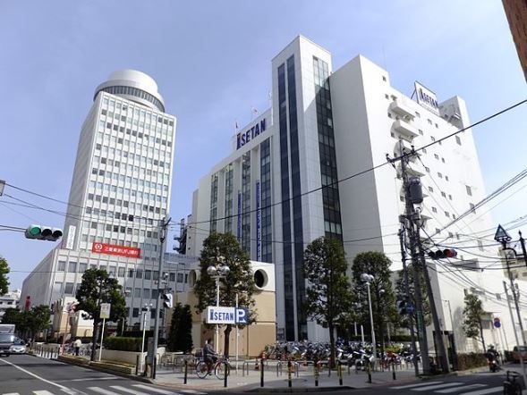 伊勢丹松戸店（掬茶さん撮影、Wikimedia Commons