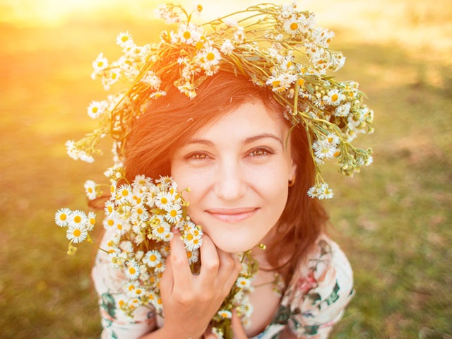 花冠をつけた女性