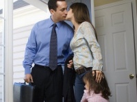 子どもの前で「キス」する夫婦……。世間の反応は？