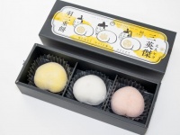 信長・秀吉・家康のお尻にあんこがタップリと...　「トイレの最中」の和菓子店、今度は「さんえぇけつ羽二重餅」を生み出していた
