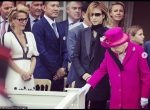 YOSHIKI驚愕！イギリス女王をスカーフが直撃！！