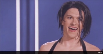 トム・ホランド、リップシンクバトルでリアーナの『アンブレラ』を完コピ！