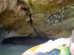 水面ギリギリ！　超低い洞窟をカヤックで抜けると、その先には…？