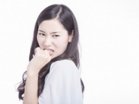 ダダダダダ……バシッ！　女子が職場で受けている迷惑行為4つ