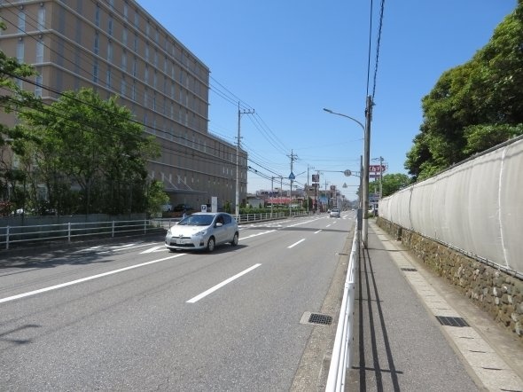 灼熱の道路を歩く