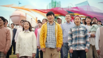 劇団ひとりが100組の親子と歌う「Story」 「野菜生活100」30周年記念CM放映開始