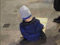路上でひとりぼっちで炊き出しを食べる5歳の男の子。アイルランドのホームレス事情が浮き彫りに