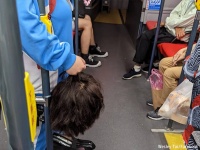 夜のバスで見かけた奇妙な光景。片手に生首を持ちスマホを見ていた女性、その正体は？