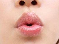 「後ろからハグされて……」女性が腰砕けちゃう、極上の甘～いキス体験4選