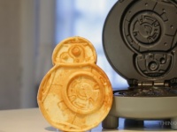 スター・ウォーズで始まる朝、BB-8型のワッフルメーカーがかわいい！