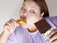 ヤケ食いしちゃった！　女子が情緒不安定なときにとった行動9