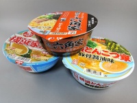 「家系」カップ麺３商品（編集部撮影）