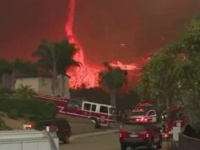 ゴウゴウと渦巻く炎、カリフォルニアで発生した山火事からの火災旋風の衝撃映像