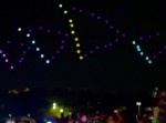 ドローン１００機が光の舞！　夜空に隊列を組んでダンスするマジカルな光景
