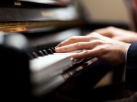 作曲家・新垣隆の新しい相棒はあの人にそっくりだった