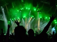 彼女に男性アイドルグループのコンサートに「一緒に行こう」と誘われたら行く？⇒約〇以上が行く！