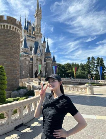 Instagram:朝比奈彩(@asahina_aya)より