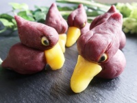 ハシビロコウがサツマイモとコラボ。紫いもの粉をくわえてつくるハシビロコウまんじゅうの作り方【ネトメシ】