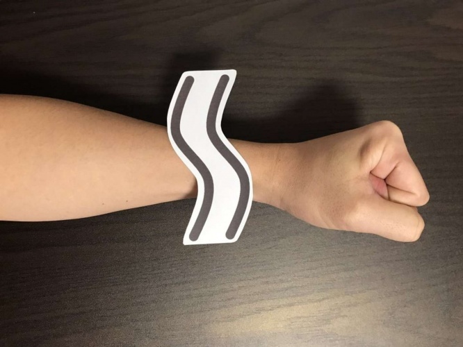 腕にもつけちゃう(画像はンバヂ@nbaji9さんのツイートより)