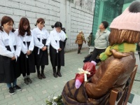 韓国・釜山の日本国総領事館前に設置された少女像（写真：YONHAP NEWS/アフロ）