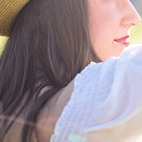 鏡を磨き、鏡に向かって笑う