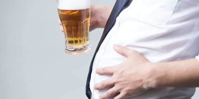 アルコールを飲む肥満男性
