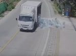 もったいない…！　トラックで運搬中の大量のビールが道路上に。