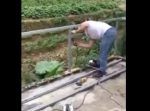 しっかり確認しよう…！　手すりを溶接していたら頭がハマってしまい…？