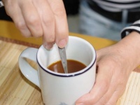 コーヒーに砂糖がとごってる？（画像はイメージ）