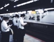 駅のホームや電車の中でもスマホに夢中の人々。手首を骨折している私が乗車したら（東京都・40代女性）
