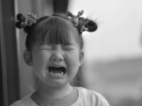 「息子を抱いた私を置いて、どんどん先に行く夫。2歳の娘が電車から降りられなくて泣いているのに...」（新潟県・30代女性）