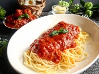 決め手は玉ねぎとバター。完璧なパスタ用トマトソースの作り方（+ミートボールもね！）【ネトメシ】