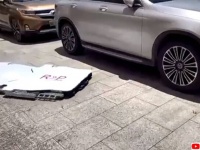 なるほどこれは画期的！駐車違反の車を移動させるスマートロボット