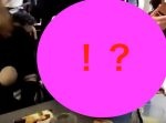積みすぎ！（笑）　レストランの皿の下げ方がとんでもないことに…