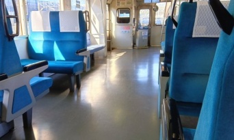 電車で隣に座ってきた中年男性。新聞を広げたかと思うと、腕で私を触ってきて...（静岡県・60代女性）